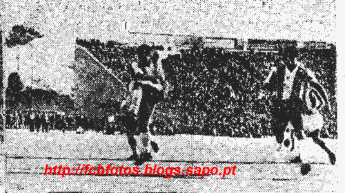1957-58-porto-fcb-braulio em acção-são duas fot