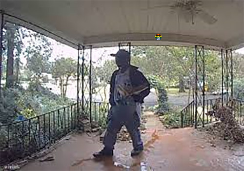 HD Carteiro apanhado a urinar à porta de uma casa