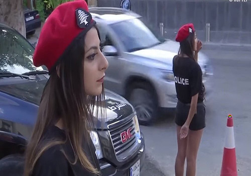 HD Mulheres polícia de calções curtinhos.jpg