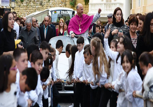 HD Crianças puxam Porsche de Arcebispo.jpg