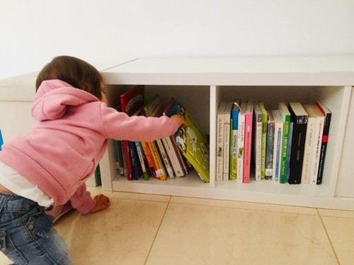 Maria arruma os brinquedos.jpg