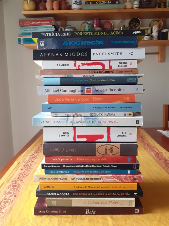 Pilha de livros_2021.jpg