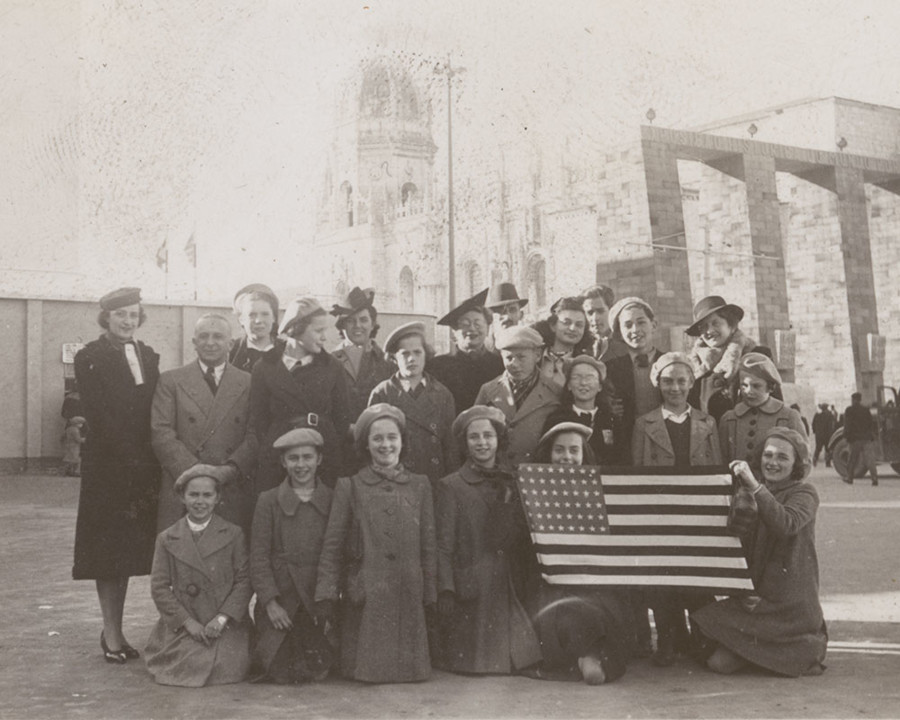 martha sharp (quinta da direita) e crianças salva