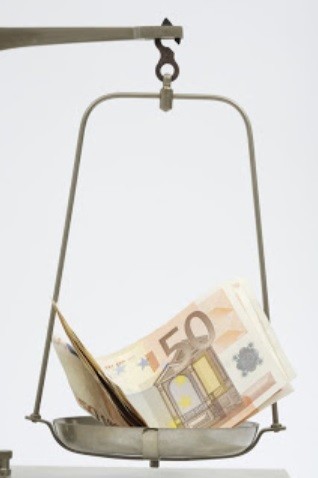 BalancaPratoComNotas50Euros.jpg BalancaPratoComNotas50Euros.jpg
