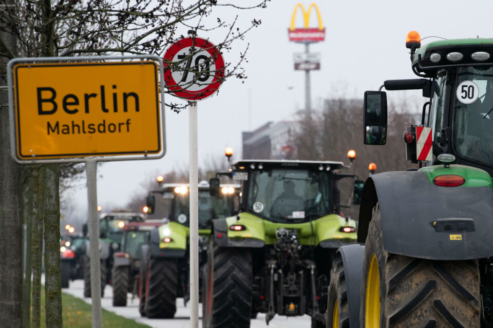 ..agricultores-cercam-berlim.jpg