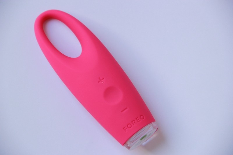 Foreo-IRIS-Illuminating-Eye-Massager