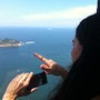Yoani Sanches - Observa o mar e a Ilha de Cotundub
