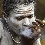 Sadhu fuma cannabis em Calcutá, Índia