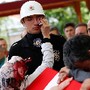 Mulher enxuga lágrimas funeral polícia, Turquia
