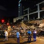 Agentes da Defesa Civil observam o andaime ca&iacute;do 