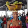 Mulher a vender papaias na cabeça