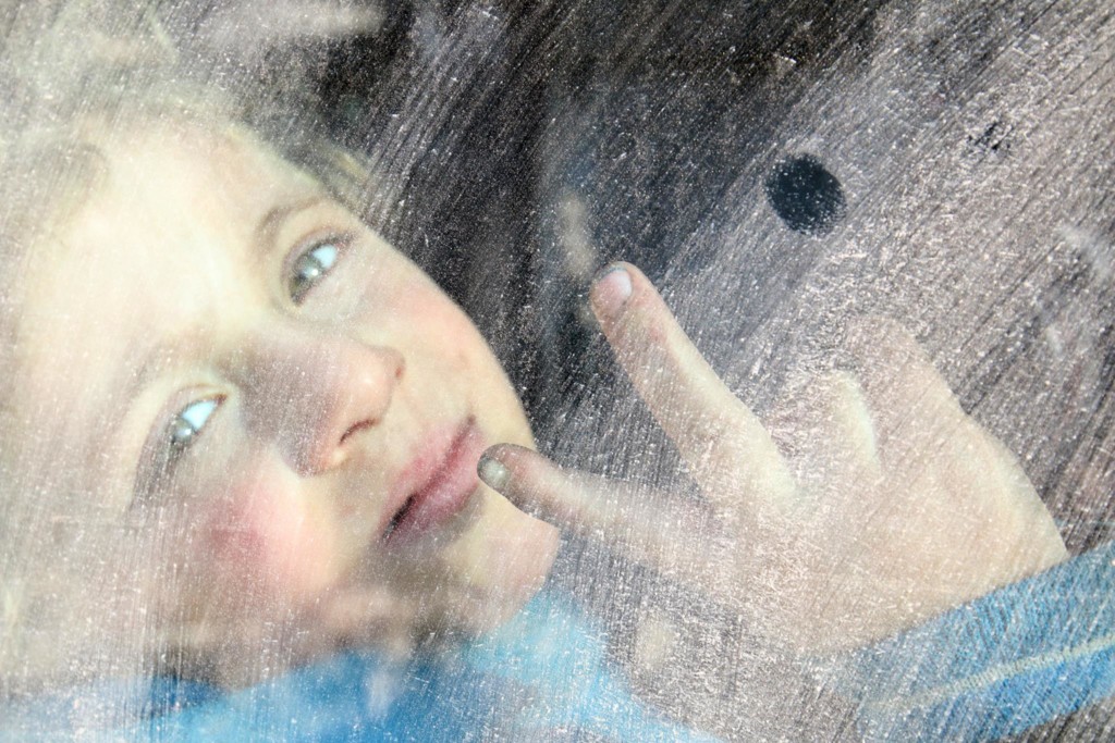 Criança em autocarro saindo Alepo, Síria 