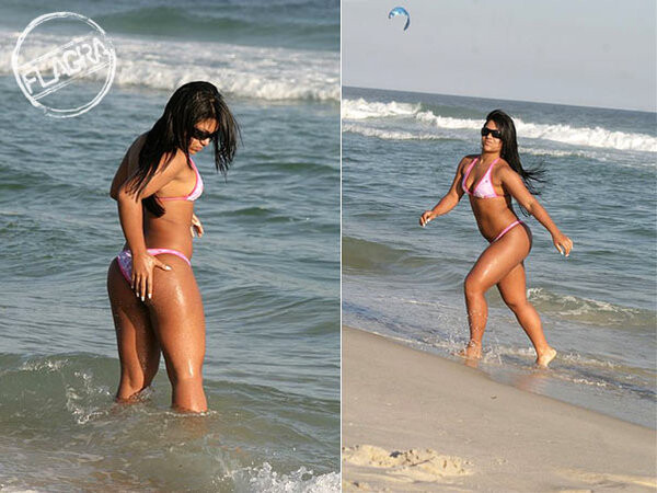 Celebridades - Yani a dan&ccedil;arina na praia da Barra