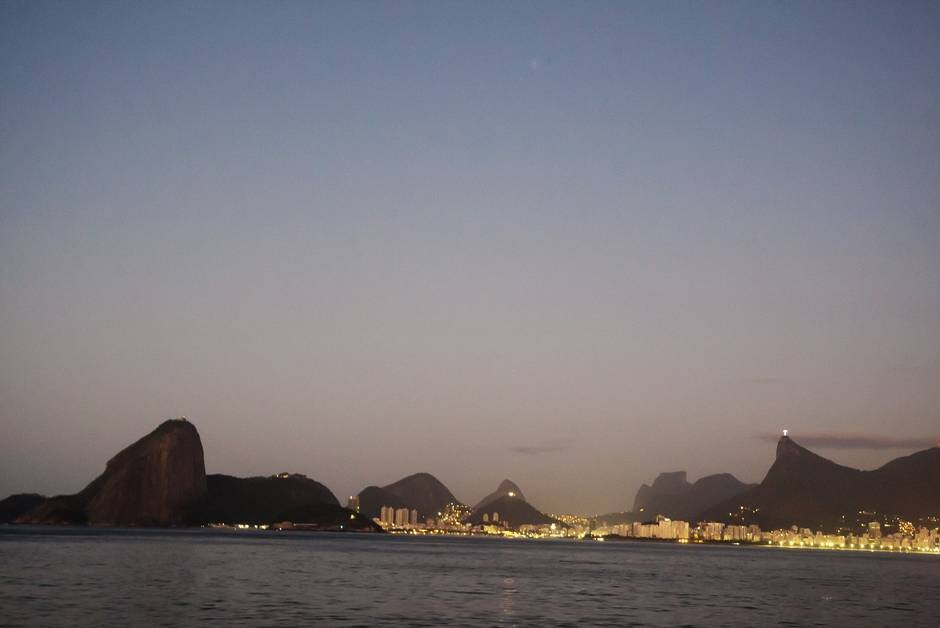 A cidade do Rio vista de Niterói no amanhecer des