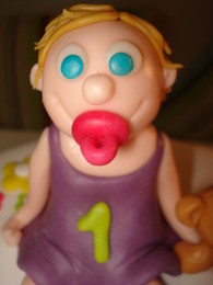 Bolo motas+ aniv M+ presentes+violeta 168.jpg