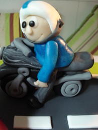 Bolo motas+ aniv M+ presentes+violeta 086.jpg