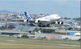 A380 decola do Aeroporto Internacional de Cumbica,