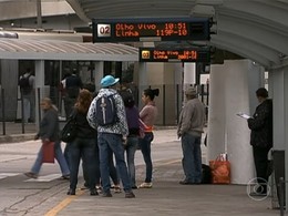 Transporte P&uacute;blico em SP - Ponto de &ocirc;nibus com a