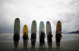 Aulas surf para reformados em Santos, Brasil 