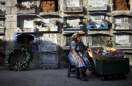 Vendedora de doces no cemitério, Guatemala
